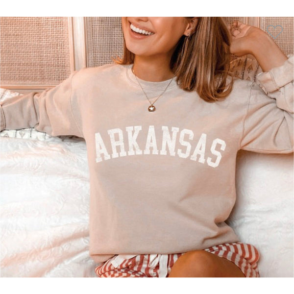 Arkansas Crew - Oat
Calling all AR fans & locals - this cozy crew is featured in an oversized fit and fleece lined interior!